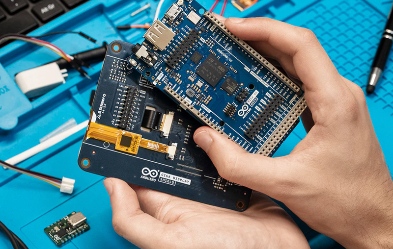 Connect The Arduino GIGA Display Shield and Arduino GIGA R1 WiFi Development Board